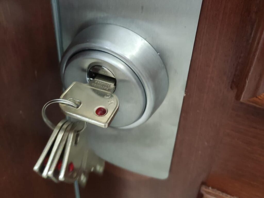 Cerradura y llave de una intervención real de Cerrajería Sants Badal 24h en Rambla Badal, Sants, Barcelona